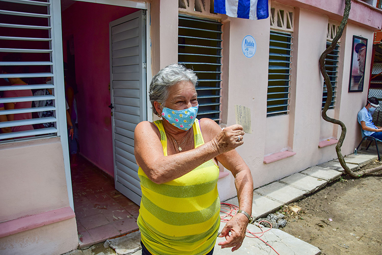 En Pinar del Río, la vida en una vacuna Cristina Maqueira Rodríguez fue la primera en vacunarse en el consultorio 146. Apenas puede dar las gracias por la oportunidad de proteger su vida.