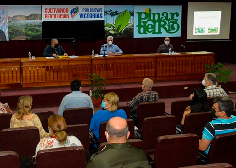 Analiza Miguel Díaz Canel compleja situación epidemiológica en Pinar del Río l Primer Secretario del Comité Central del Partido Comunista de Cuba (PCC) y Presidente de la República, Miguel Díaz Canel Bermúdez visita Pinar del Río. / Foto: Telepinar