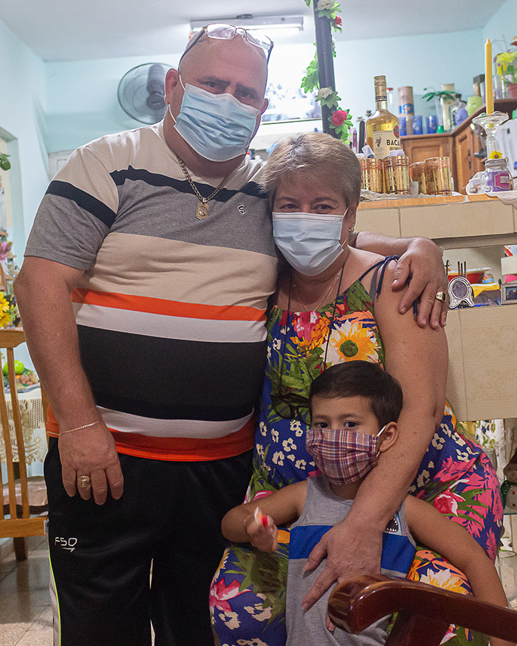 La soledad del paciente El doctor Jorge Rodríguez celebra en Pinar del Río, junto a su esposa Martha y el nieto Brian Rodríguez Curbelo, la dicha de sobrevivir a la COVID-19 y alerta que lo más importante es mantener las medidas. / Foto: Jaliosky Ajete