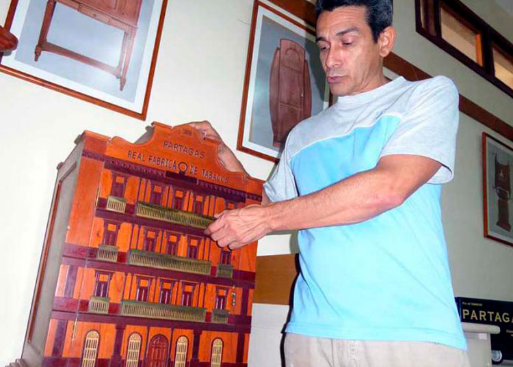 Proyecto en Pinar del Río incrementa producción de envases para el tabaco «El objetivo ha sido crear obras que expresen la cultura del tabaco y también la cubanía», explica Milán. Foto: Del autor