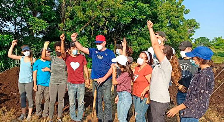 Díaz-Canel participa junto a jóvenes cubanos en trabajo voluntario en saludo al Día de la Rebeldía Nacional (+ Fotos) El presidente cubano Miguel Díaz-Canel Bermúdez participa junto a 100 jóvenes en un trabajo voluntario. / Foto: Cubadebate