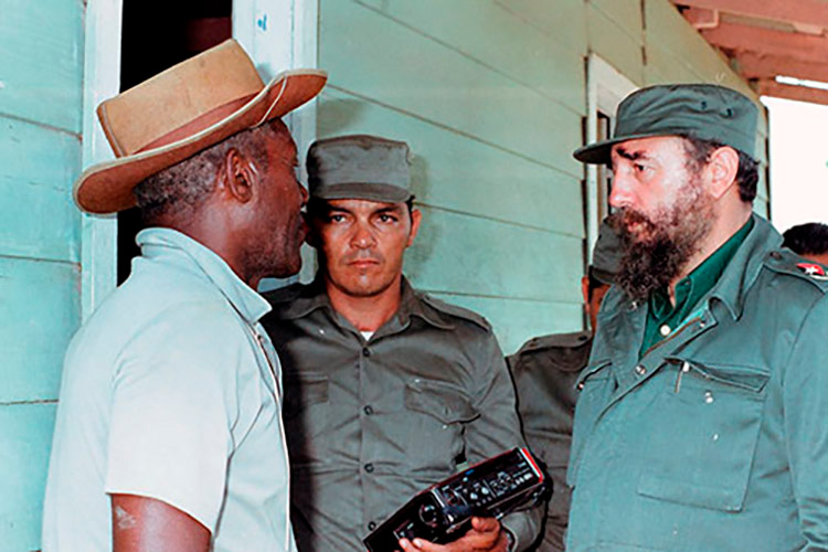 Provincia Pinar del Río: San Juan y su historia Fidel Castro Ruz en recorrido por San Juan y Martínez, zona afectada por el ciclón Alberto, el 9-6-1982.