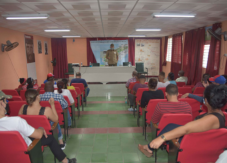 Homenajes a Fidel en Pinar del Río El combatiente Miguel Baullosa García compartió sus vivencias con un público mayoritariamente joven. / Foto: Pedro Paredes Hernández