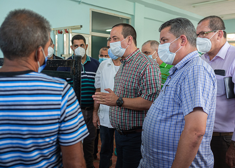 “Transformar las cosas para hacerlas bien en Pinar del Río” Aunque aún queda un número elevado de pacientes hospitalizados en el hogar, la indicación es ingresar en centros a la mayor cantidad de positivos posibles. / Foto: Jaliosky Ajete Rabeiro
