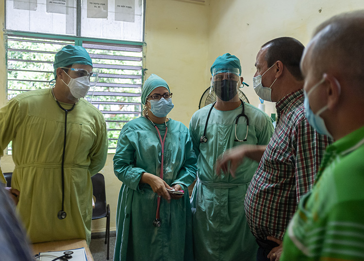 “Transformar las cosas para hacerlas bien en Pinar del Río” Hasta Pinar del Río llegaron varios equipos de trabajo con médicos y funcionarios del Minsap para ayudar en el enfrentamiento a la pandemia / Foto: Jaliosky Ajete Rabeiro
