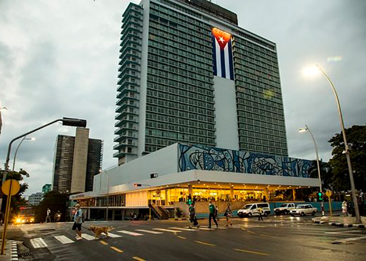 Nuestros 15N: Para la normalidad, la niñez, la nación Bandera cubana en el Hotel Habana Libre. Foto: Ismael Francisco/ Cubadebate.
