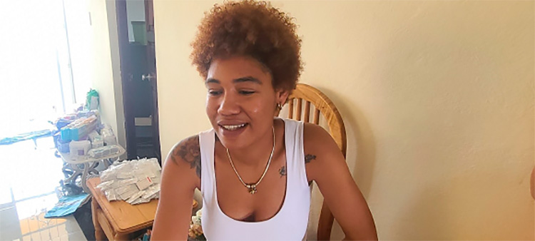 De Austria a Viñales, 14 bultos por la vida Yadira García Sayas una joven de 29 años que nació en Viñales y reside en Austria con su esposo Thomas. En la imagen está en su casa de Viñales. / Foto:Ivón Deulofeu.