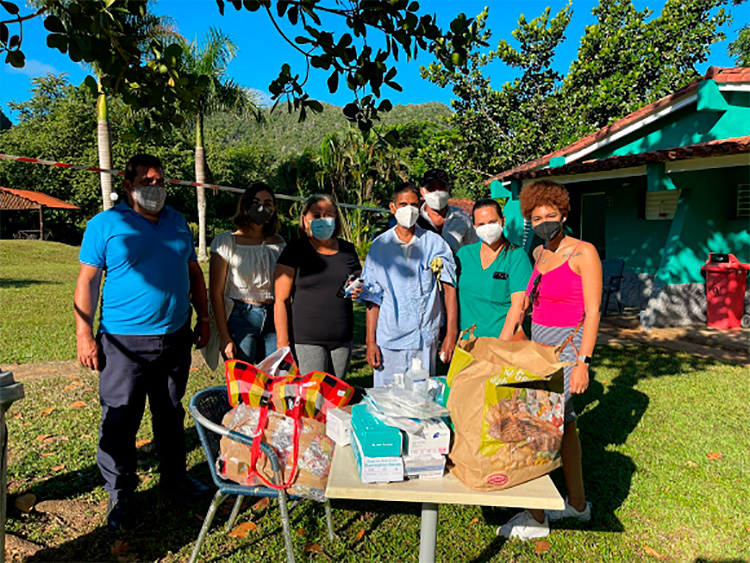 De Austria a Viñales, 14 bultos por la vida Donación al Centro para Aislamiento de pacientes con Covid-19 en el campismo” Dos Hermanas “de Viñales. / Foto: Ivón Deulofeu.