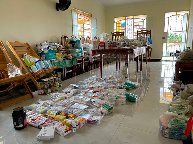De Austria a Viñales, 14 bultos por la vida La donación fue clasificada en la casa de la tía de Yadira, la doctora Olga, en Viñales. / Foto: Ivón Deulofeu.