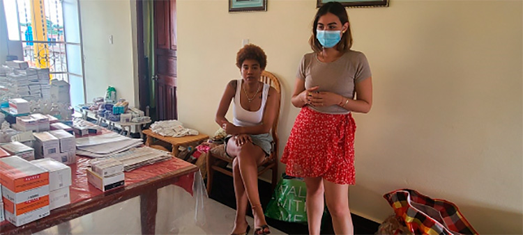 De Austria a Viñales, 14 bultos por la vida Cubanos residentes en Austria, hicieron posible un donativo de medicamentos, insumos y alimentos destinado a Viñales. Yadira y Eliana en Viñales. / Foto: Ivón Deulofeu.