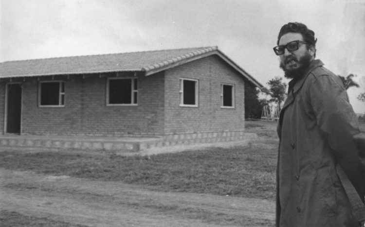 Un viejo que lo ama Fidel visita casa de campesino