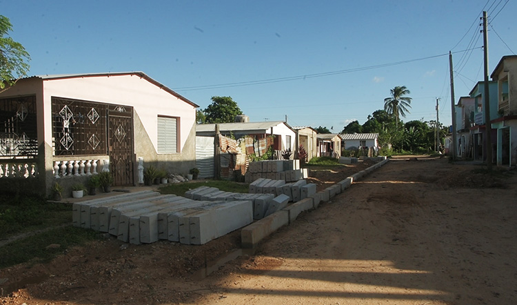 Reanimación de los barrios en Pinar del Río con participación popular y soluciones propias La construcción de aceras y contenes es esencial para lograr la urbanización y mejorar el entorno.