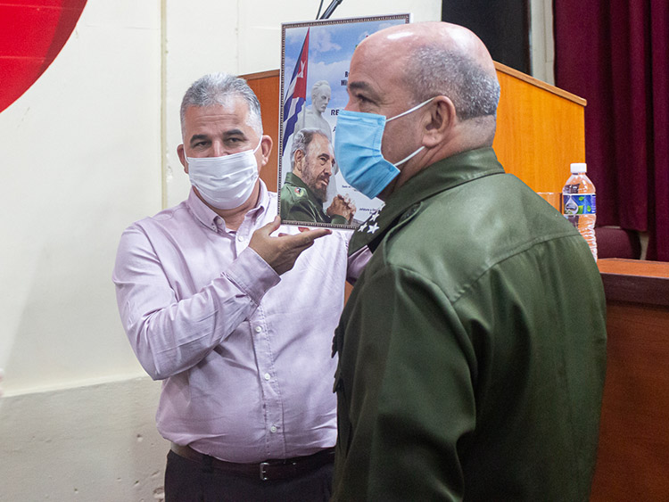 Gobernador de Pinar del Río rindió cuenta ante Consejo Provincial El coronel Julio Díaz Rodríguez, delegado del Ministerio del Interior (Minint) en Pinar del Río entregó al gobernador un reconocimiento por el aniversario 45 del Poder Popular.