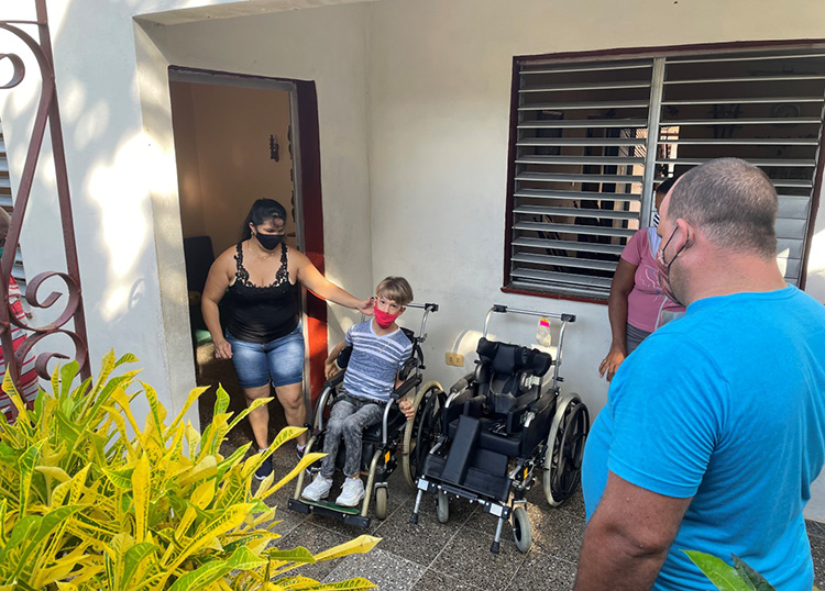 Puentes de esperanza con Pinar del Río Nivian Rodríguez Álvarez, y su hijo Dayán Rivera Acosta, no tienen palabras para expresar el agradecimiento por el donativo. A la derecha el nuevo sillón
