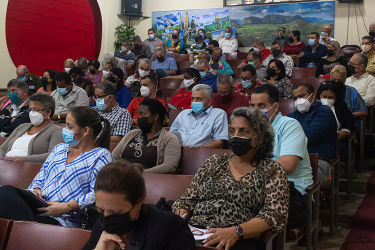 Gobernador de Pinar del Río rindió cuenta ante Consejo Provincial A la sesión del Consejo Provincial asistieron en condición de invitados directivos de empresas y entidades provinciales.