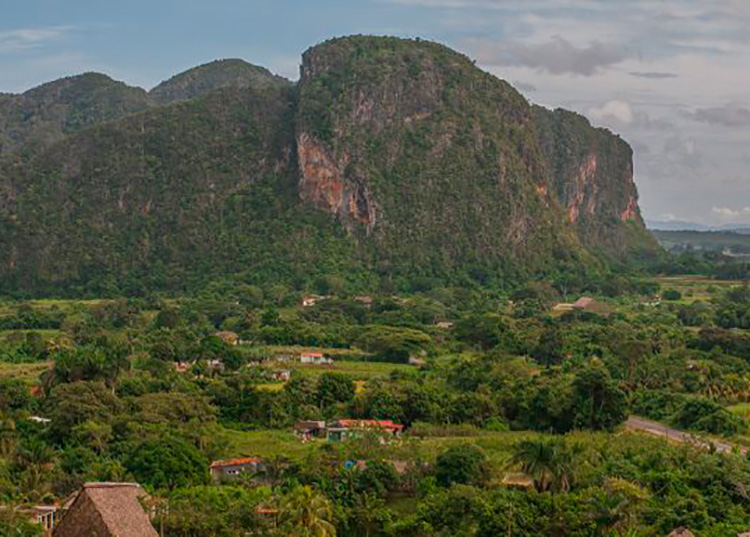 Geoparque Viñales, una experiencia natural más profunda y otra puerta al desarrollo local Vista desde el mirador del Proyecto Raíces, en la carretera a El Moncada. / Foto: Deny Extremera/ Cubadebate.