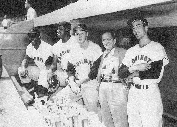 Joe Valdivielso Juan Delís, Carlos Paula, Pedro Ramos, un amigo y Joe Valdivielso