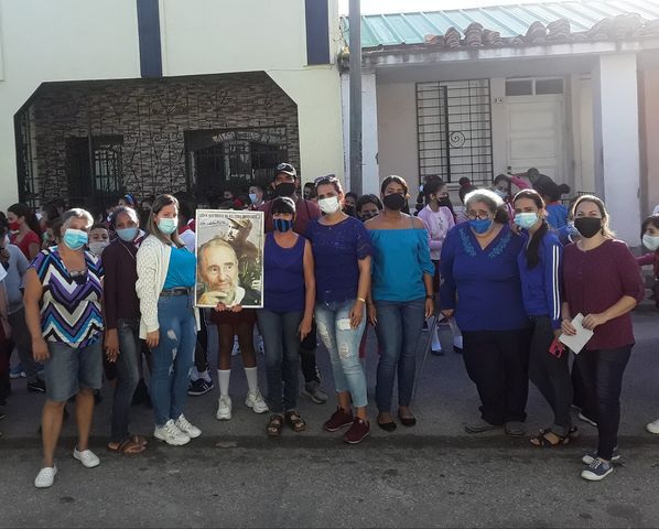 La historia tejida a mano de una maestra en Pinar del Río Omaida en la escuela primaria Enrique Echevarría rinde tributo a Fidel Castro.