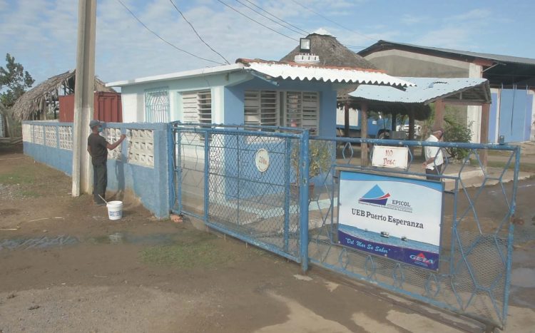 EN EL PEJE: Reanimación sí, popular no La UEB Puerto Esperanza realiza labores de embellecimiento en sus instalaciones.
