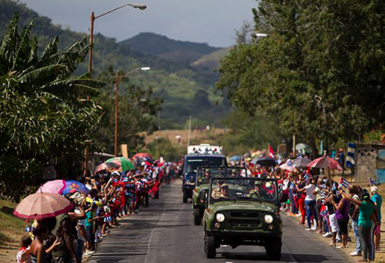 La infinitud de un hombre En su cuarto día de peregrinaje, los restos mortales de Fidel viajaron desde Bayamo hasta Santiago de Cuba. 3 de diciembre de 2016. Foto: Irene Pérez/ Cubadebate.
