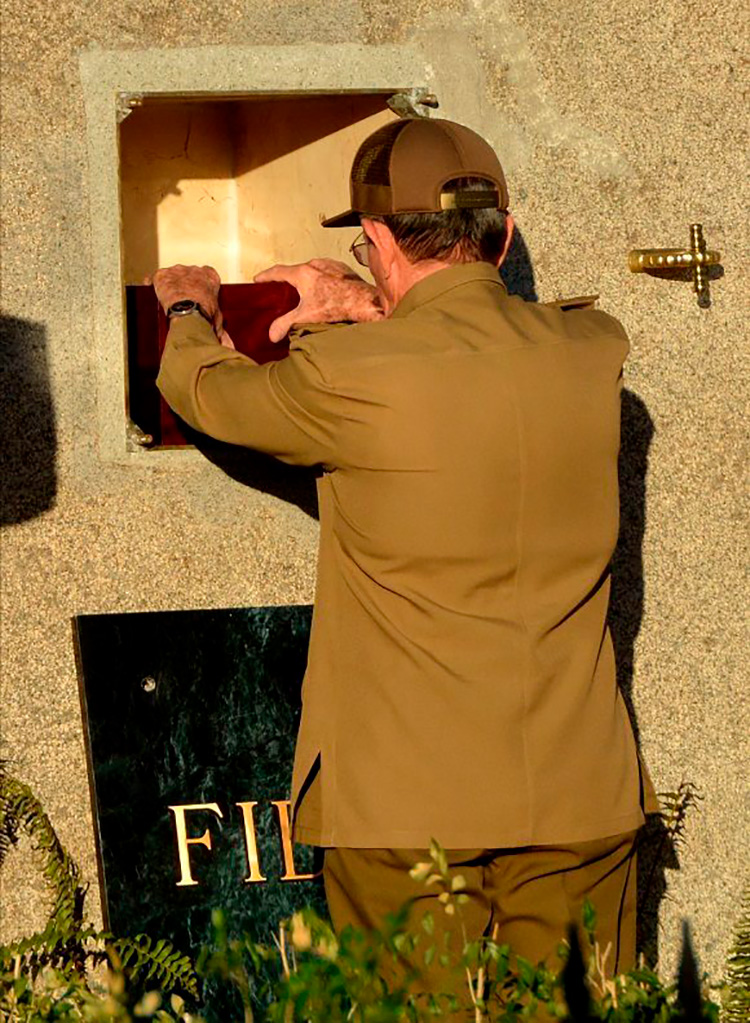 La infinitud de un hombre Ceremonia de inhumación de las cenizas del líder histórico de la Revolución, en el Cementerio de Santa Ifigenia, de Santiago de Cuba, el 4 de diciembre de 2016. Foto: Marcelino Vázquez/ACN.