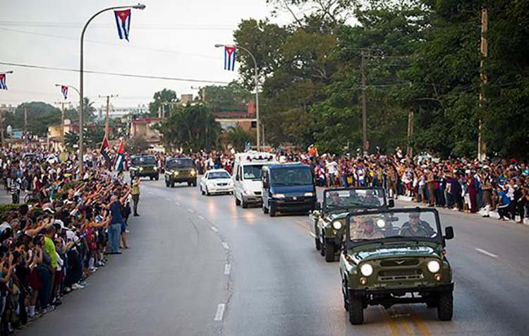 La infinitud de un hombre En su tercer día de peregrinaje, los restos mortales de Fidel viajaron desde Camagüey hasta Bayamo. 2 de diciembre de 2016. Foto: Irene Pérez/ Cubadebate.