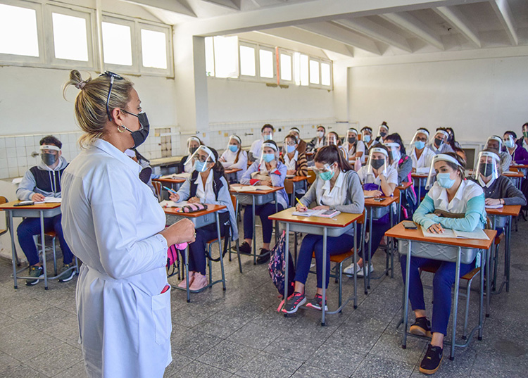 Premiar el humanismo en Pinar del Río Esta institución ha graduado hasta octubre de este año 29 760 profesionales cubanos de la Salud / Foto: Januar Valdés Barrios
