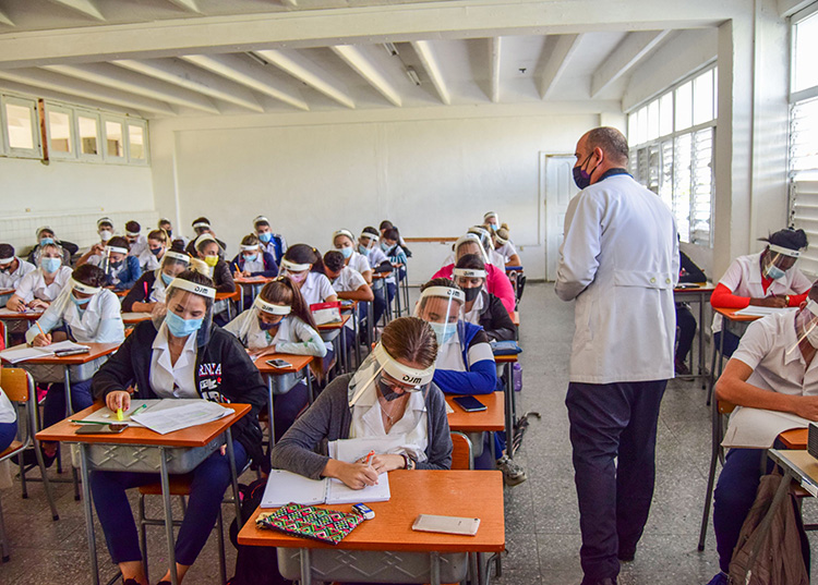 Premiar el humanismo en Pinar del Río Impartiendo clases en la Universidad de Ciencias Médicas de Pinar del Río / Foto: Januar Valdés Barrios