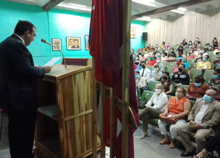 Disertación sobre novedades del proyecto de Código de las Familias Conferencia dictada por el doctor en Ciencias Jurídicas Leonardo Pérez Gallardo en la Universidad de Pinar del Río Hermanos Saíz Montes de Oca.