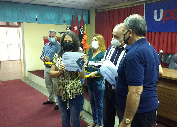 Conferidos premios del concurso Huracán en Pinar del Río Por el tratamiento a la COVID-19 se entregó un reconocimiento especial que en Guerrillero lo obtuvo Dainarys Campos Montesino / Foto: Januar Valdés Barrios