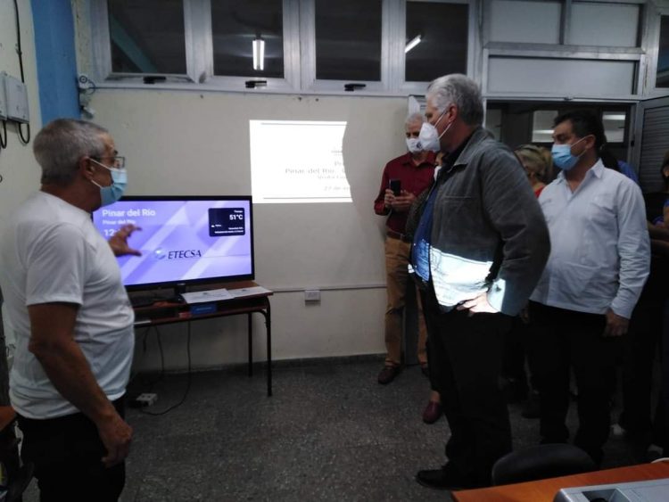 Diaz Canel visita aula especializada de la UPR donde conoce los nuevos prototipos de ciudad inteligente