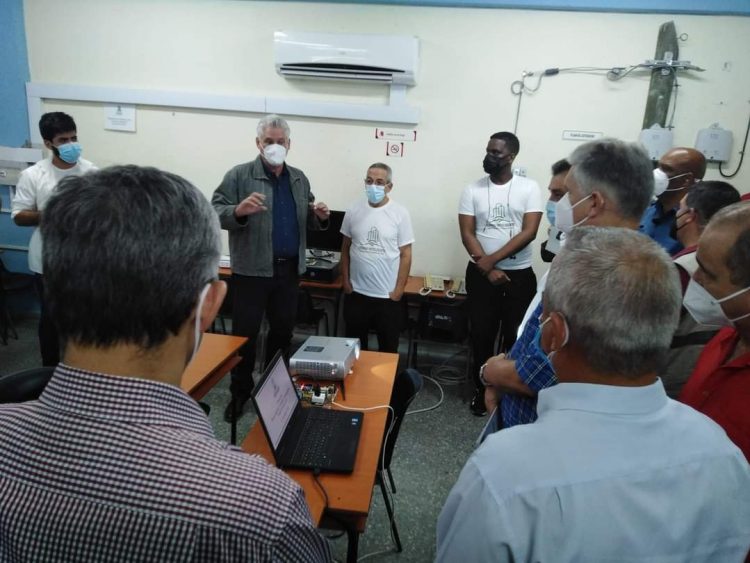 Diaz Canel visita aula especializada de la UPR donde conoce los nuevos prototipos de ciudad inteligente