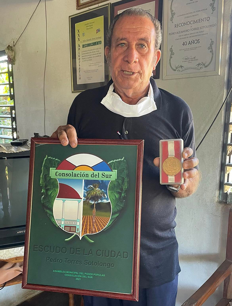 Pedro, el eterno delegado de Pinar del Río Orgulloso muestra el escudo de Consolación del Sur