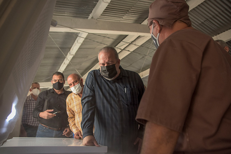 Recorrió primer ministro de Cuba sitios de interés económico y social en Los Palacios Volúmenes de producción y capacidad de almacenamiento en condiciones de refrigeración estuvieron entre los aspectos sobre los que indagó en la mini industria perteneciente a la (UBP) El Pitirre / Foto: Pedro Paredes Hernández