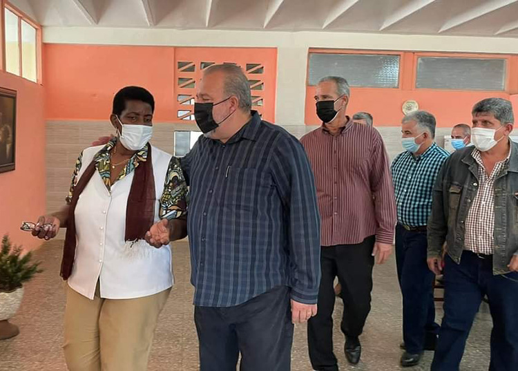 Minuto a minuto: Díaz Canel en visita gubernamental a Pinar del Río Al recorrido conjunto del Viceprimer Ministro Jorge Luis Perdomo Di-Lella y la Ministra de Educación Ena Elsa Velázquez, se unió el Primer Ministro cubano Manuel Marrero Cruz en el IPA “Angel Celletano Ramírez”.