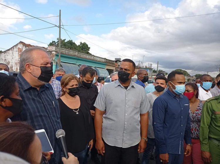 Manuel Marrero Cruz, Primer Ministro de la República de Cuba, visita el mercado agropecuario estatal gestionado por la Empresa de Acopio y Beneficio del Tabaco de Minas, que abrió sus puertas hoy a la población en La Alameda, municipio Pinar del Río.