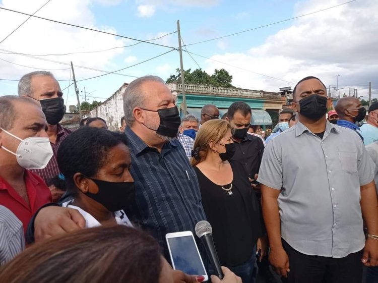 Manuel Marrero Cruz, Primer Ministro de la República de Cuba, visita el mercado agropecuario estatal gestionado por la Empresa de Acopio y Beneficio del Tabaco de Minas, que abrió sus puertas hoy a la población en La Alameda, municipio Pinar del Río.