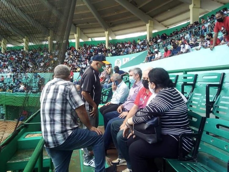 Ahora el Vice Primer Ministro Jorge Luis Perdomo visita el estadio Capitan San Luis, donde juegan el tercer partido de la subserie Vegueros de Pinar del Río y Piratas de la Isla de la Juventud.