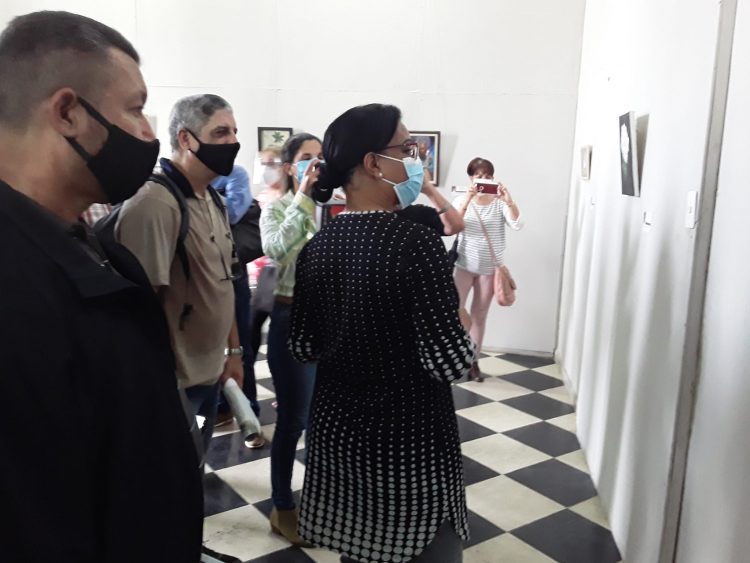 Visita la viceprimera ministra Inés María Chapman la exposición colectiva de pequeño y mediano formato "Donde vibra el universo" abierta al público en la galería Arturo Regueiro de la ciudad vueltabajera