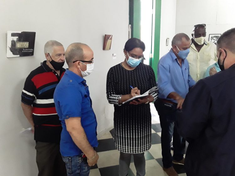 Visita la viceprimera ministra Inés María Chapman la exposición colectiva de pequeño y mediano formato "Donde vibra el universo" abierta al público en la galería Arturo Regueiro de la ciudad vueltabajera