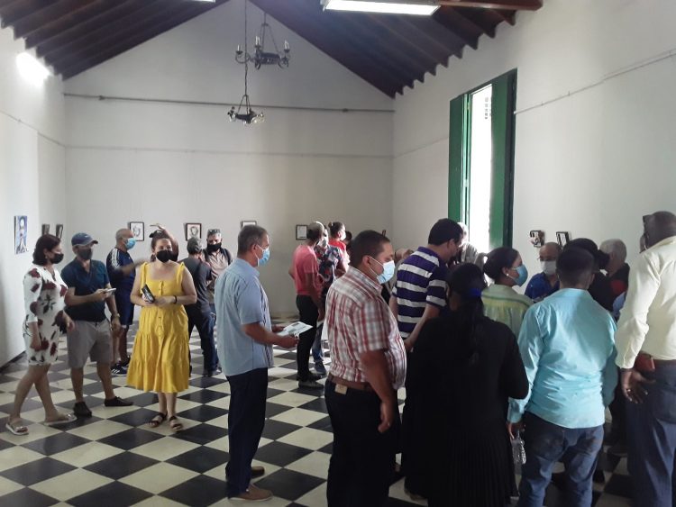 Visita la viceprimera ministra Inés María Chapman la exposición colectiva de pequeño y mediano formato "Donde vibra el universo" abierta al público en la galería Arturo Regueiro de la ciudad vueltabajera