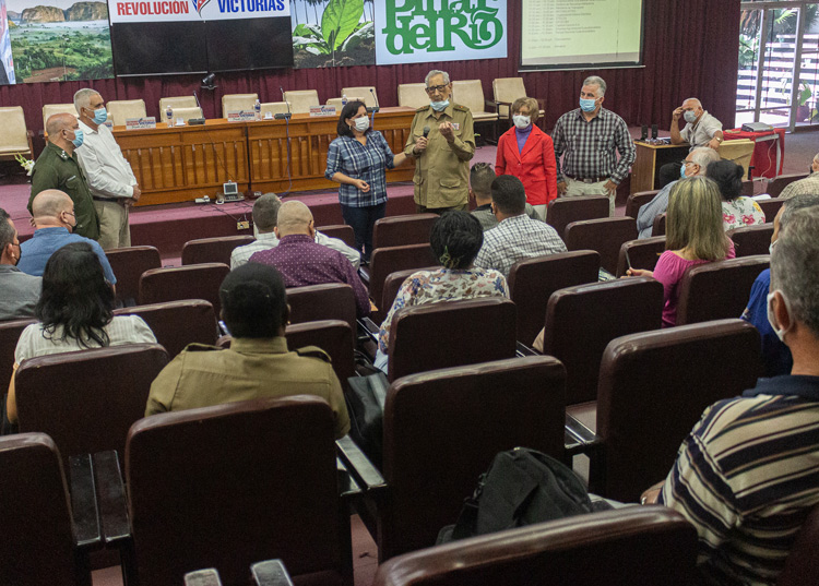 Guanahacabibes por un mayor desarrollo integral de la península Julio Camacho Aguilera junto a su esposa