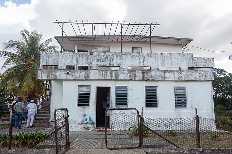 Transformar también la comunidad rural en Pinar del Río Al consultorio le cambiaron la carpintería por aluminio, y ya casi concluyen la vivienda del médico de la familia / Foto: Jaliosky Ajete Rabeiro