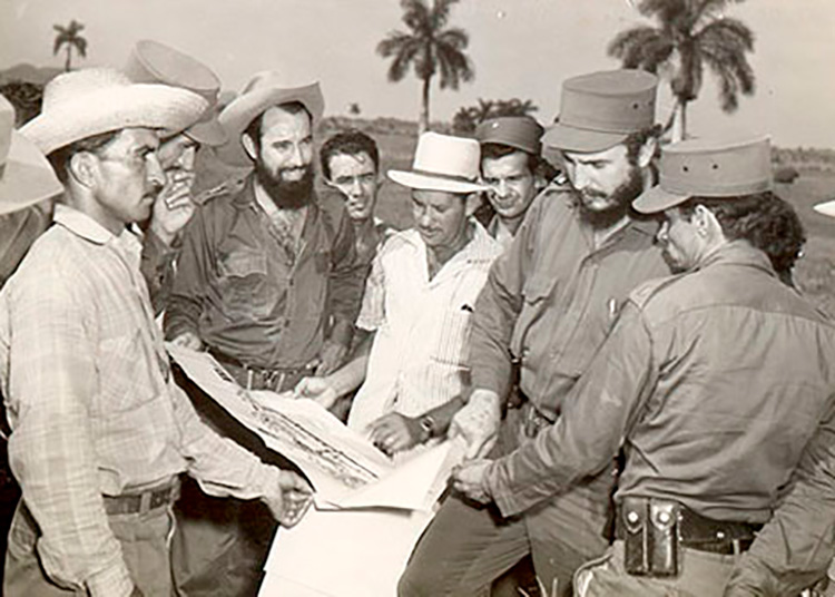 Provincia Pinar del Río: Viñales y su historia Fidel visita junto a Antonio Núñez Jiménez la cooperativa El Rosario en Viñales, Pinar del Río