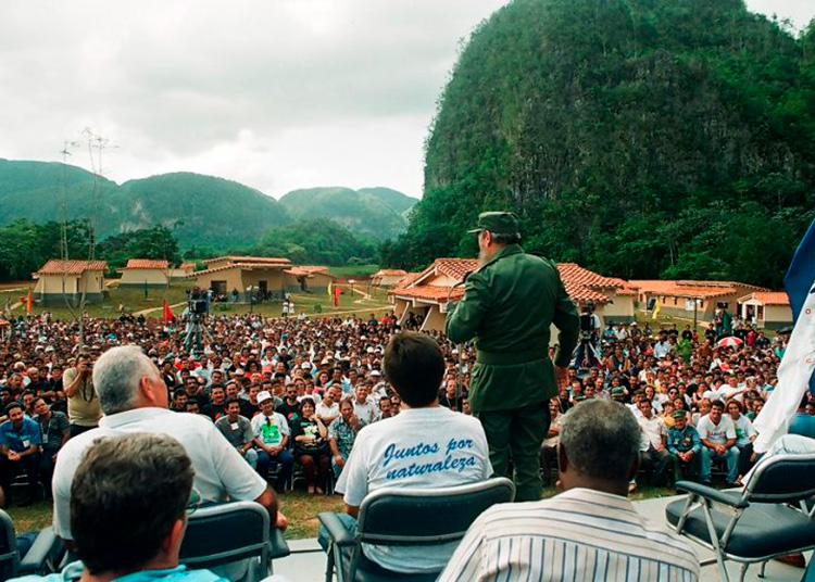 Provincia Pinar del Río: Viñales y su historia Pronuncia palabras en la reinauguración del campismo Dos Hermanas y acto nacional por el XV Aniversario del Campismo Popular, en el municipio Viñales, Pinar del Río. / Foto Estudios Revolución