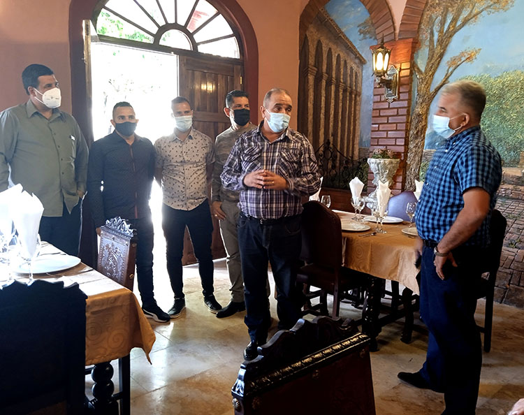 Por un nuevo vuelo “El águila de oro” en Pinar del Río Julio César Rodríguez Pimentel, integrante del Comité Central y primer secretario del Partido en la provincia reconoció a los trabajadores no estatales que ejecutaron la obra y al colectivo de artistas plásticos que participaron en la decoración.