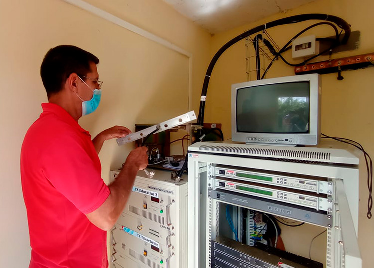 Un paso hacia la televisión digital El ingeniero Félix González Rodríguez, asegura que llevaban meses preparándose para este momento / Foto: Carmen Novo