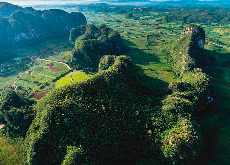 Provincia Pinar del Río: Viñales y su historia Por sus elevaciones y numerosos sistemas cavernarios, Viñales se convirtió en un sitio propicio para el escondite de los esclavos