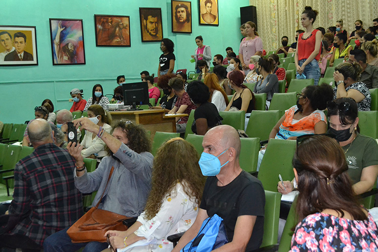 Ambientalismo político a debate en la Universidad de Pinar del Río Estudiantes y profesores de la Universidad en el debate sobre los contenidos ambientales