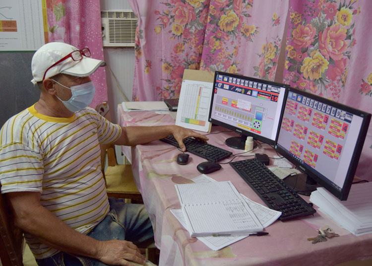 La exclusividad del "Virginia" Desde la sala de control se monitorea al detalle todo el proceso de cura controlada de la hoja.